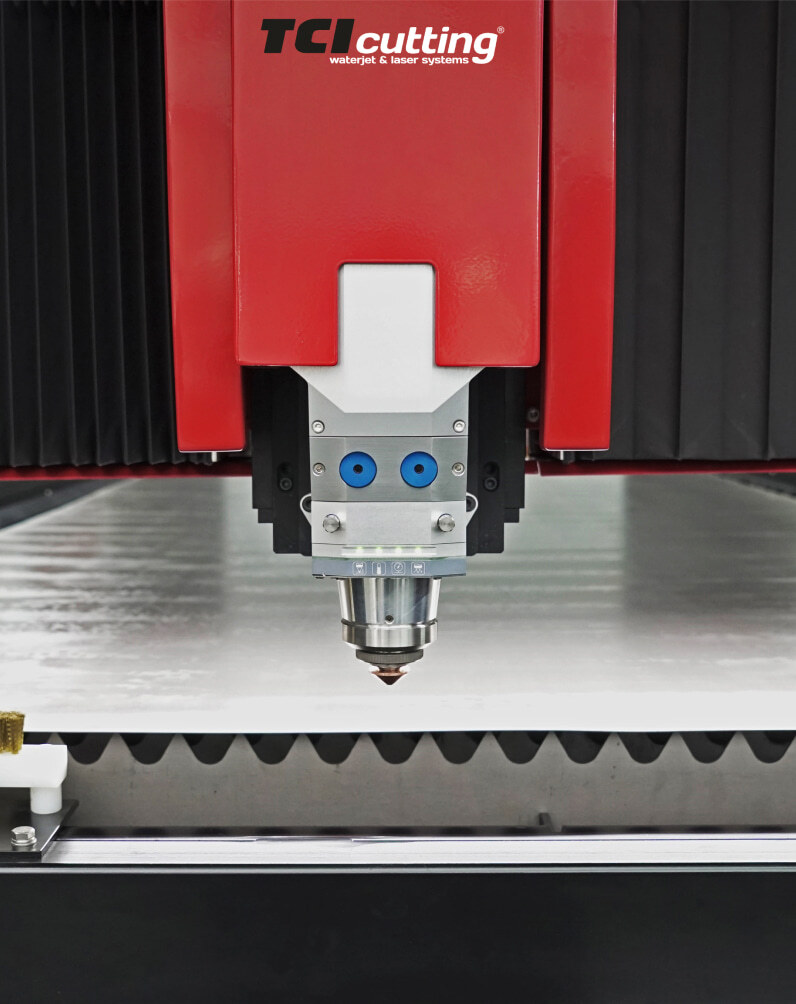 cutting head laser rojo TCI Cutting sobre chapa in mesa of lamas