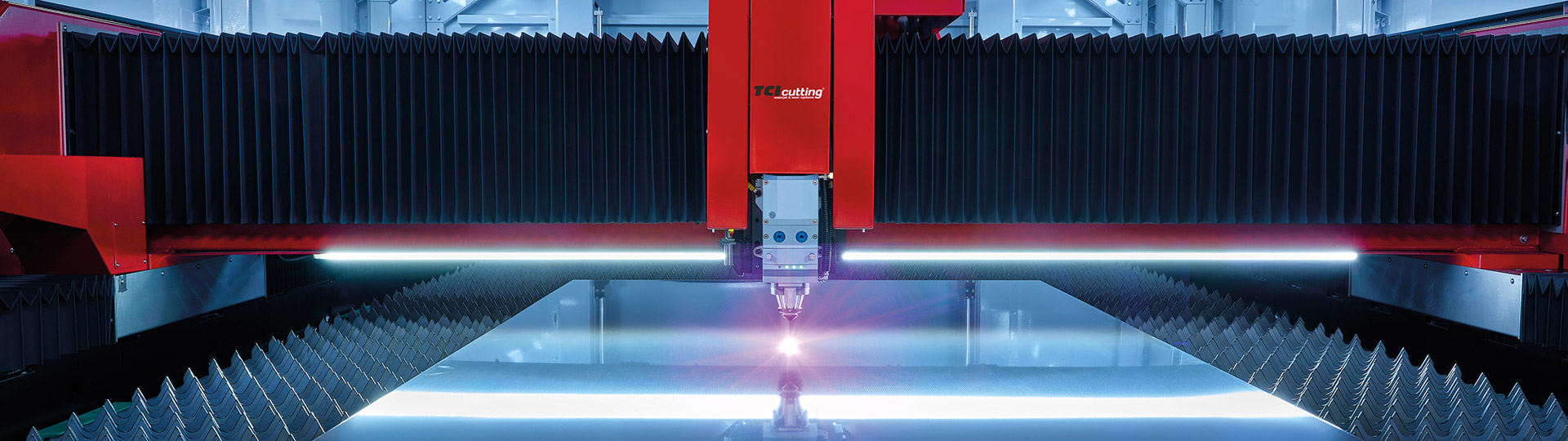 Cabezal láser TCI cortando chapa con puente rojo e iluminación LED