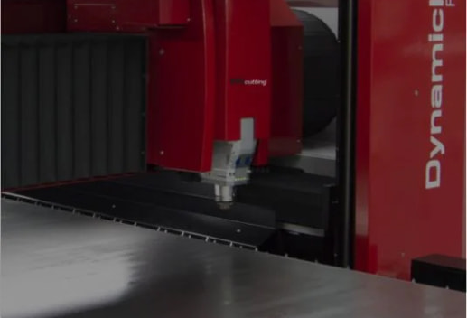 Cabezal Dynamicline TCI Cutting cortando chapa metálica brillante