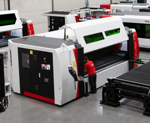 Técnico ajusta Smartline 3015 Fiber TCI Cutting con mesa negra abierta