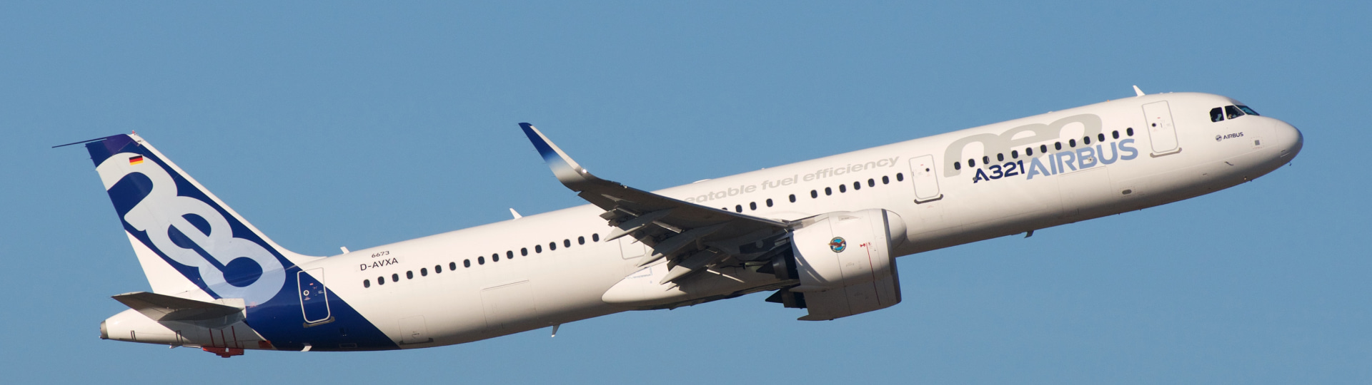 Avión Airbus A321neo en vuelo sobre cielo azul despejado