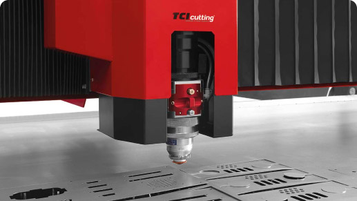 Cabezal láser rojo TCI Cutting cortando patrones en chapa metálica